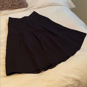 A line mixing skirt, pleated with pockets